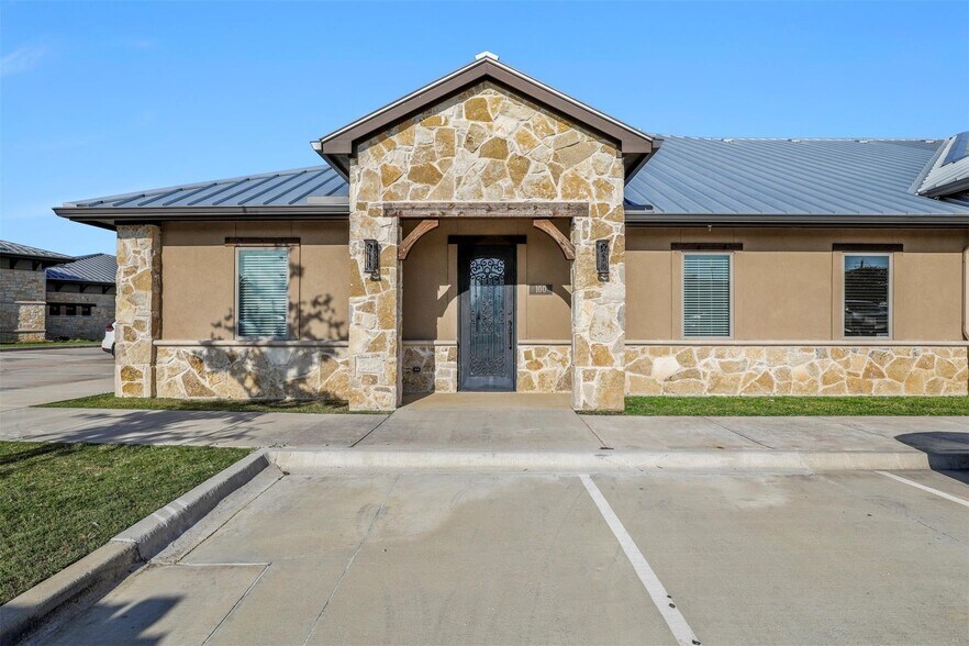 More Photos Of 255 W Lebanon, Frisco Medical For Sale