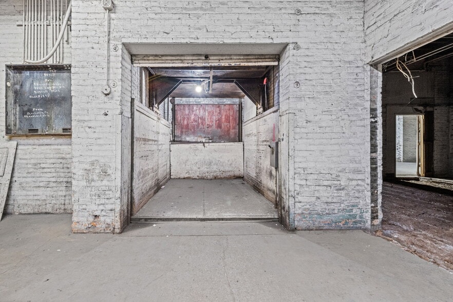 More Photos Of 4444 Lawton Ave, Detroit Warehouse For Sale