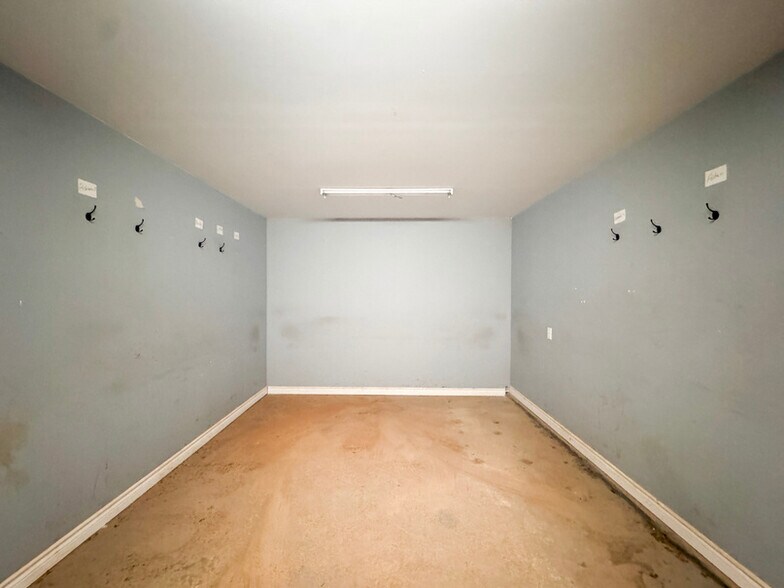 More Photos Of 511 Ferdinand Blvd, Dieppe Showroom For Lease