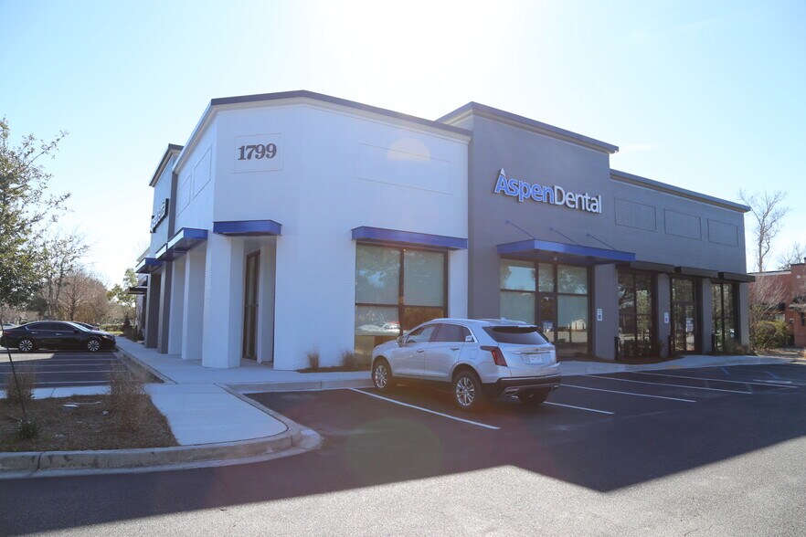 More Photos Of 1799 N Highway 17, Mount Pleasant Storefront For Lease