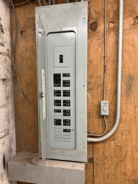 More Photos Of 44 Brooklyn Ave, Massapequa Warehouse For Sale