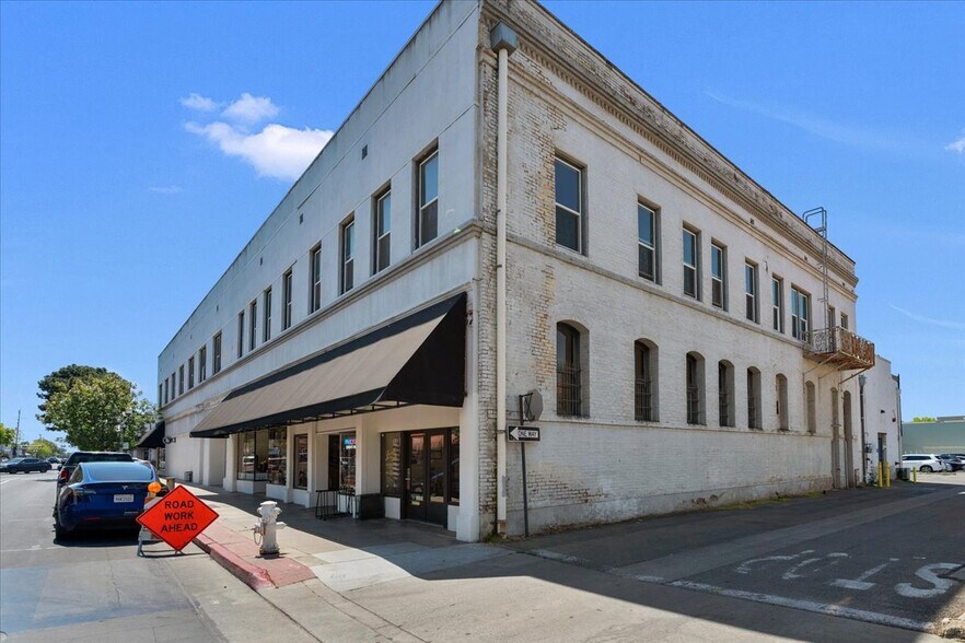 More Photos Of 100 W 7th St, Hanford Storefront Retail Office For Sale
