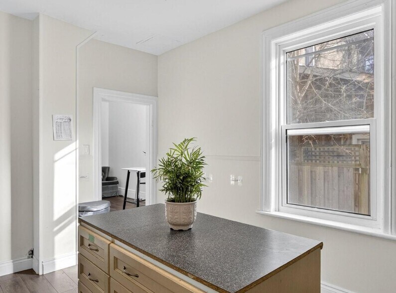 More Photos Of 271 Thomas St, Peterborough Apartments For Sale