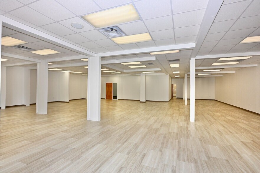 More Photos Of 418-428 Marlyn Ln, Alcoa Storefront Retail Office For Lease