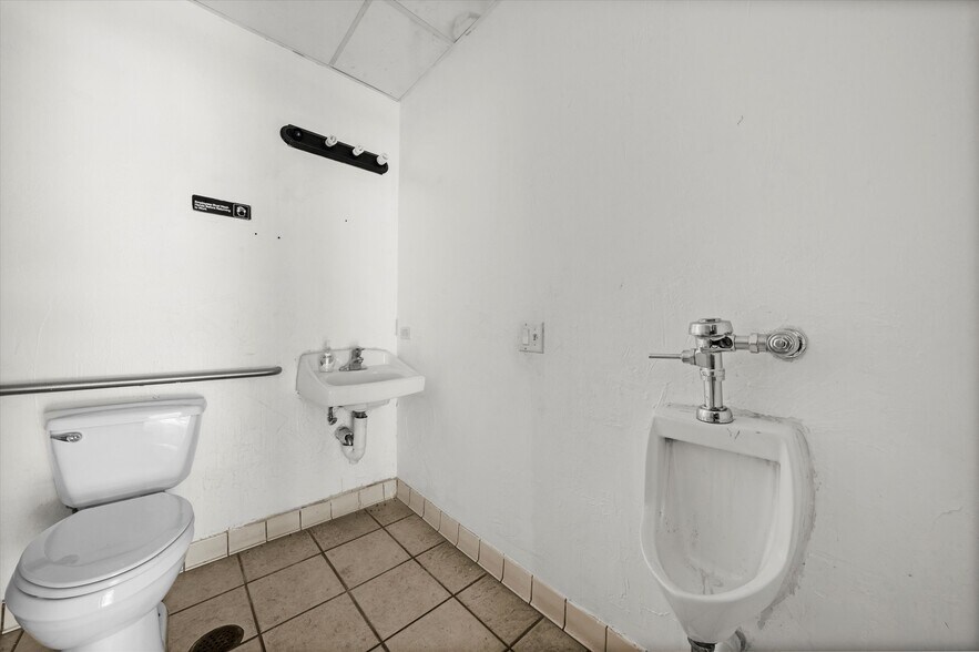 More Photos Of 358-368 W Jefferson St, Joliet General Retail For Sale