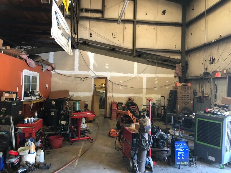 More Photos Of 240 Waters Rd, Atlanta Warehouse For Sale