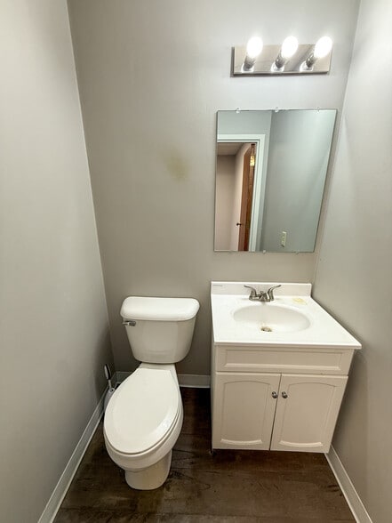 More Photos Of 715 E Broadway St, Fortville Freestanding For Lease