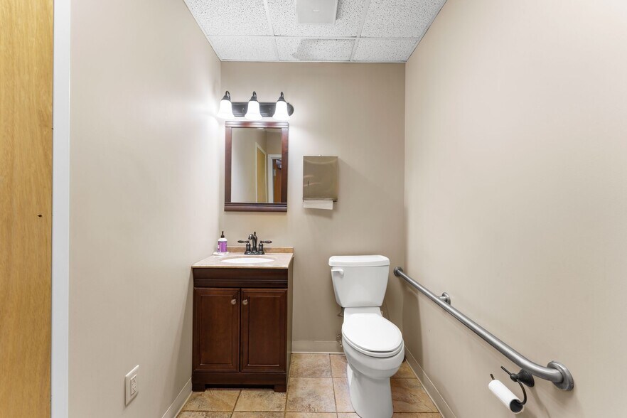 More Photos Of 642 Carpenter Ave, Mooresville Medical For Sale