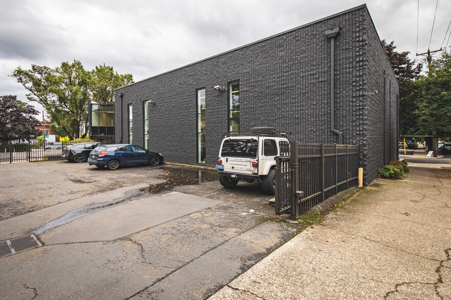 More Photos Of 1001 SE Sandy Blvd, Portland Loft Creative Space For Lease