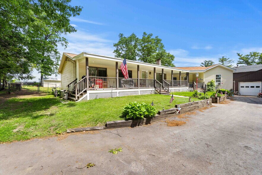 More Photos Of 25 Beacon St, Amesbury Showroom For Sale