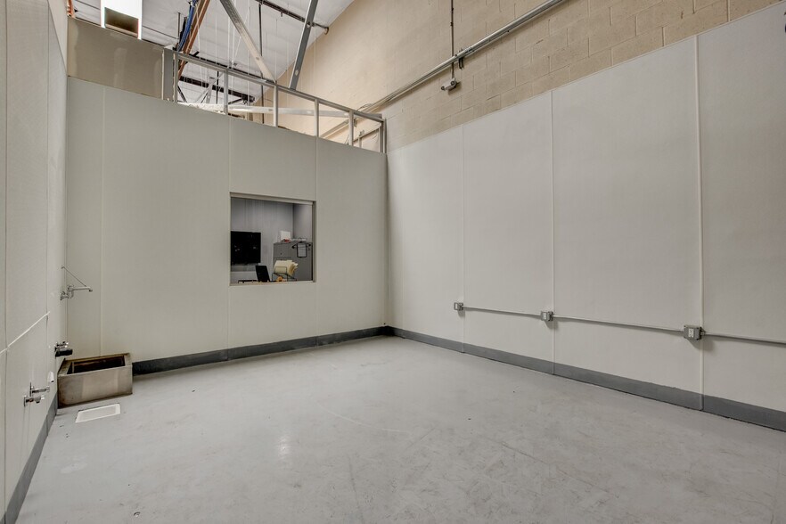 More Photos Of 545 W Sunset Rd, Henderson Flex For Sale