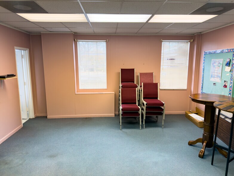 More Photos Of 634 Main St, Forest Park Flex For Sale