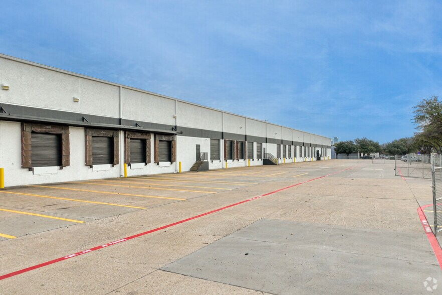 More Photos Of 2301 W Commerce St, Dallas Distribution For Lease