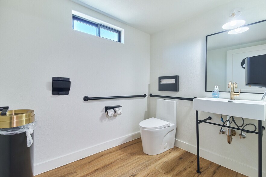 More Photos Of 586 Bonanza Trail, Big Bear Lake Office Residential For Sale