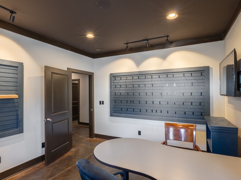 More Photos Of 1443 S Batesville Rd, Greer Showroom For Lease