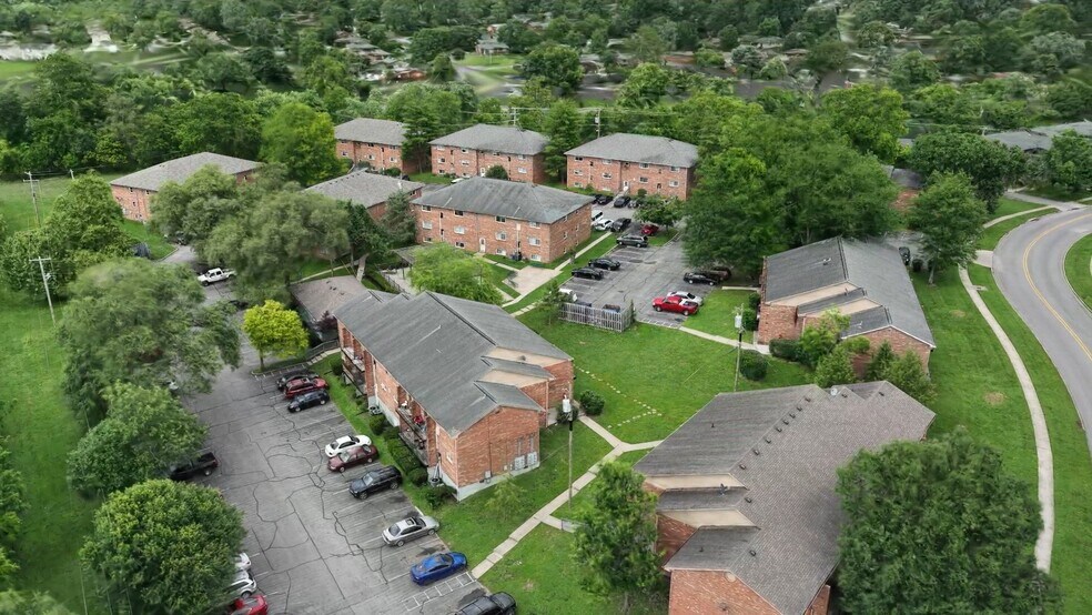 More Photos Of 1980-2016 Cambridge Dr, Lexington Apartments For Sale