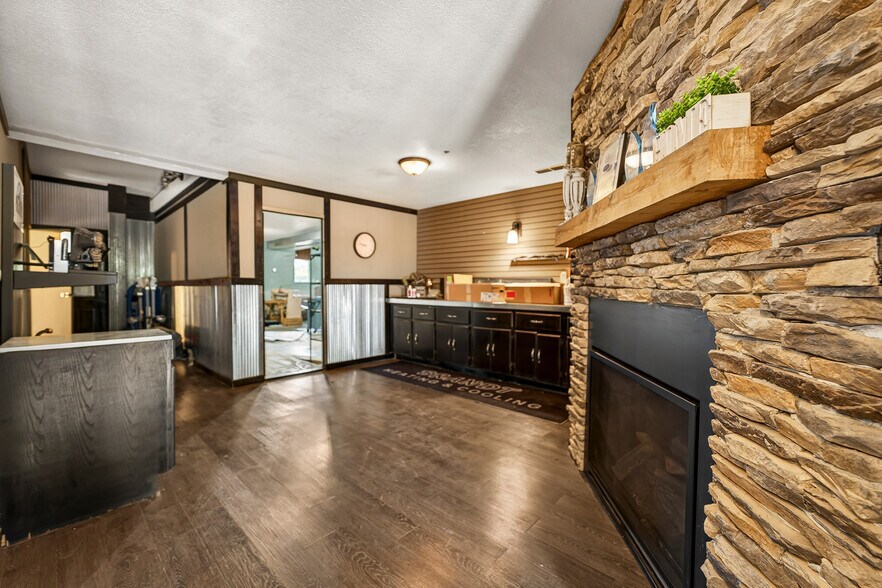 More Photos Of 1401 E Main St, Linn Flex For Sale