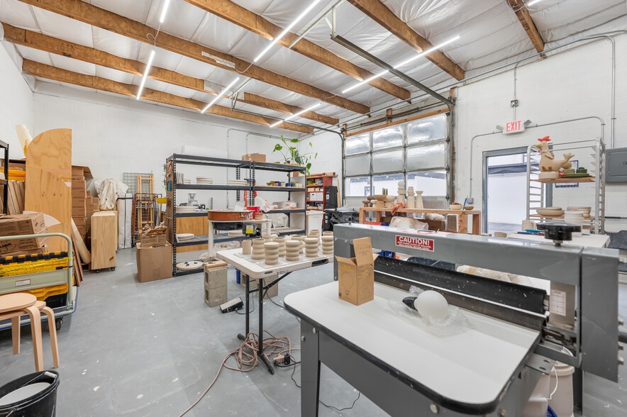 More Photos Of 104-108 W 31st St, Garden City Light Manufacturing For Sale