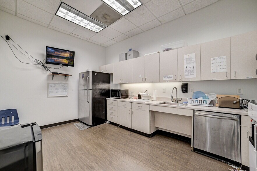 More Photos Of 2515 Cordes Dr, Sugar Land General Retail For Sale