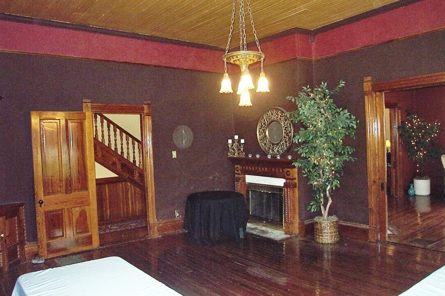More Photos Of 27 Sycamore St, Jefferson Specialty For Lease