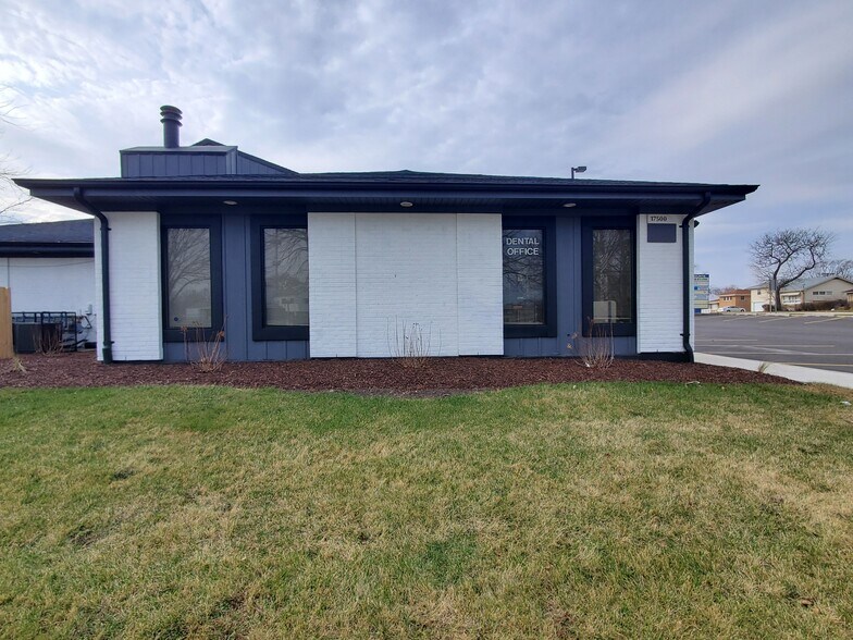 More Photos Of 17500-17516 S Carriageway Dr, Hazel Crest Office For Sale
