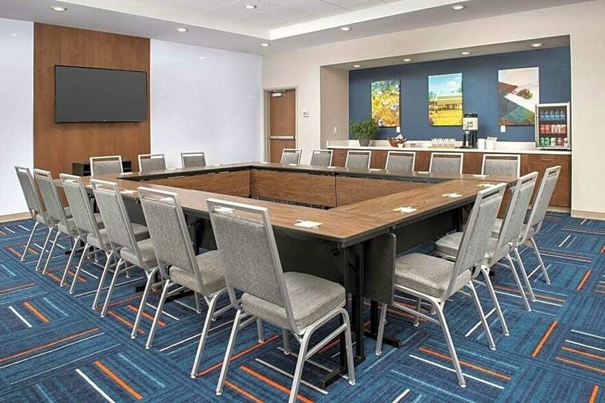 More Photos Of 109 N State Ave, Warroad Hotel For Sale