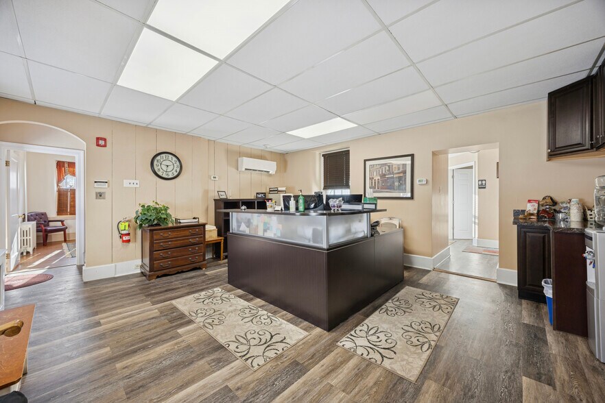 More Photos Of 46 Hilltown Pike, Line Lexington Office For Sale
