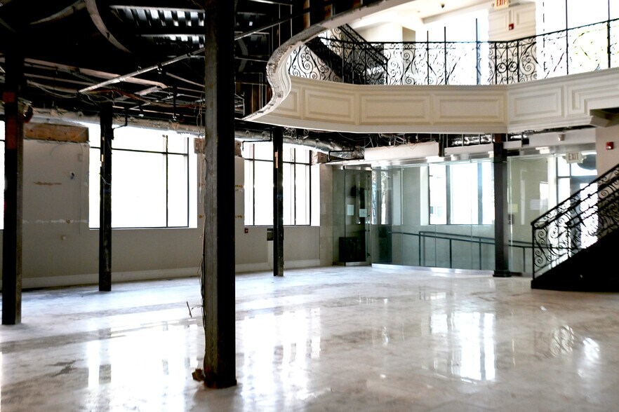 More Photos Of 400 S Main St, Royal Oak Storefront Retail Office For Sale