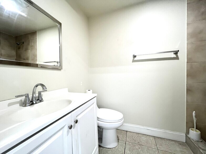 More Photos Of 813 NW 8th Ave, Fort Lauderdale Warehouse For Sale