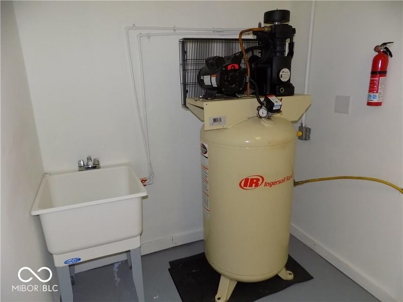 More Photos Of 1220 N Jackson St, Greencastle Flex For Sale