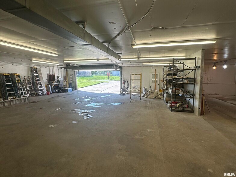 More Photos Of 817 NE Adams St, Peoria Warehouse For Sale