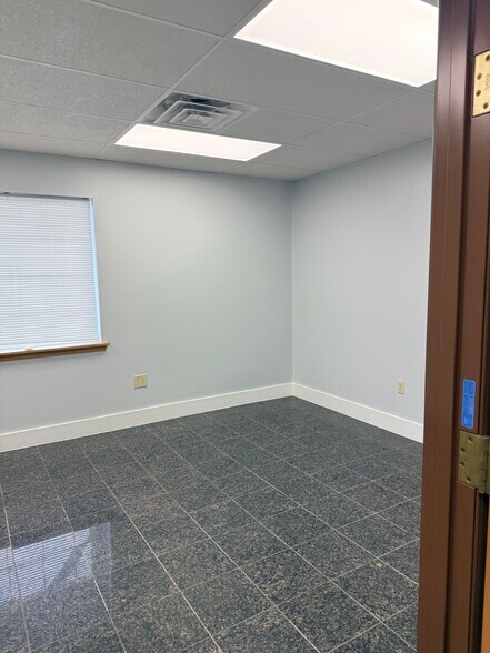 More Photos Of 1542 Industrial Dr, Shawano Showroom For Lease
