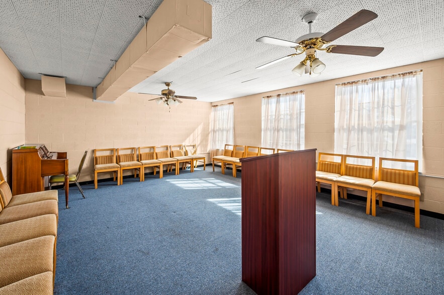 More Photos Of 1619 W Ward Ave, High Point Specialty For Lease