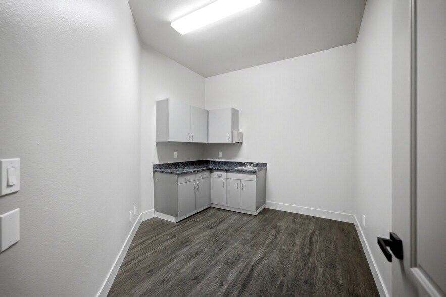 More Photos Of 3939 N Stockton Hill Rd, Kingman Office For Lease