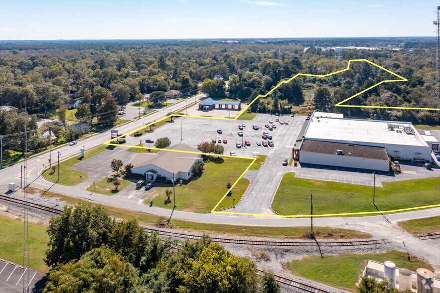 More Photos Of 140 W Dykes St, Cochran Supermarket For Lease