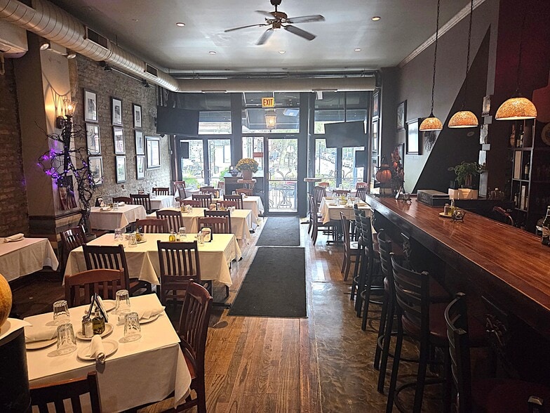 More Photos Of 1928 W Division St, Chicago Storefront Retail Residential For Lease