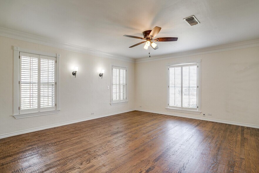 More Photos Of 113 N Tarrant St, Crowley Office For Sale