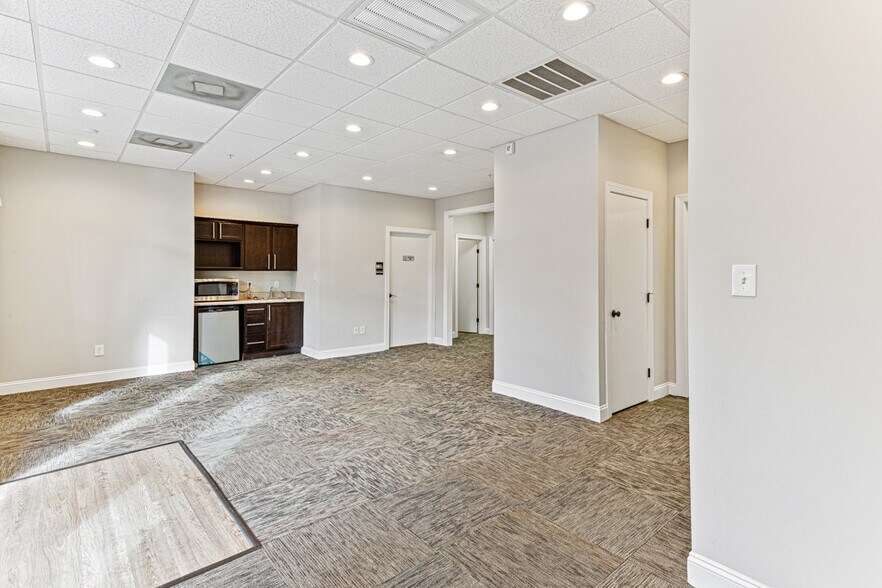 More Photos Of 137 Person St, Fayetteville Office For Lease