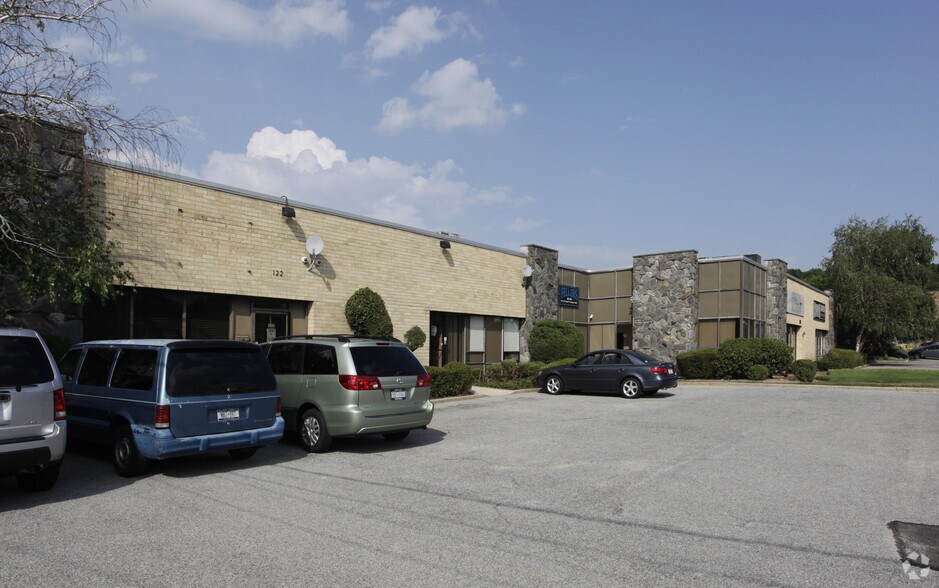 More Photos Of 126 DuPont St, Plainview Warehouse For Lease