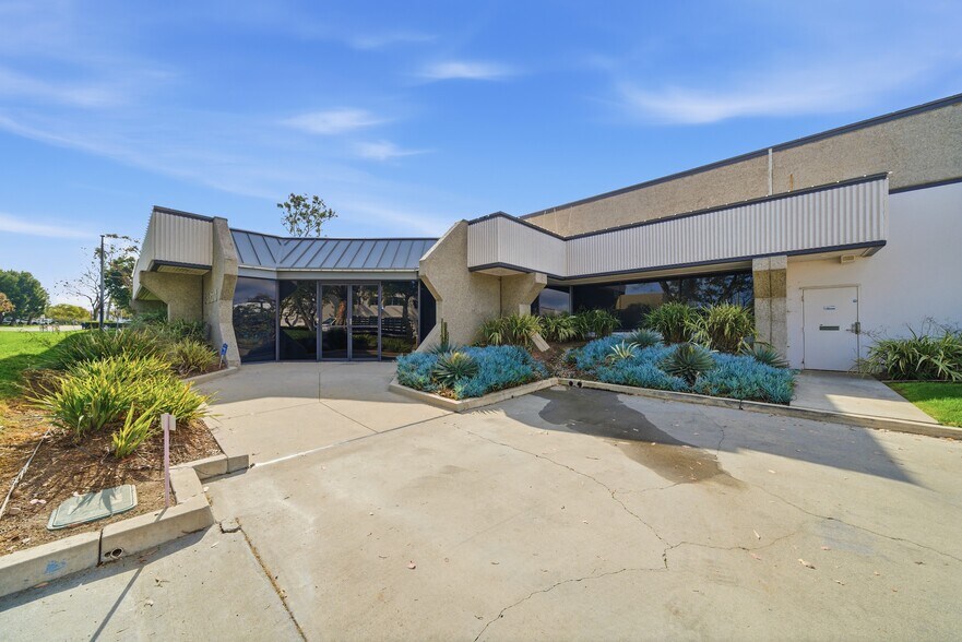 More Photos Of 8 Holland, Irvine Warehouse For Lease