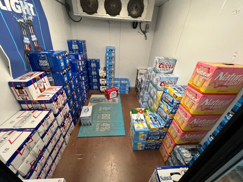 More Photos Of 1061 Cypress St, Roscoe Storefront For Sale