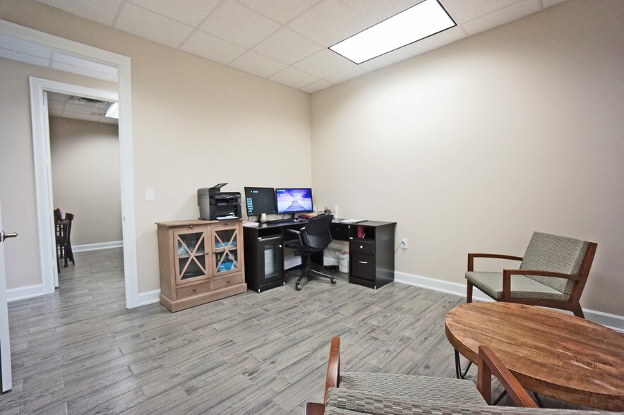 More Photos Of 202 Industrial Blvd, Sugar Land Office For Lease