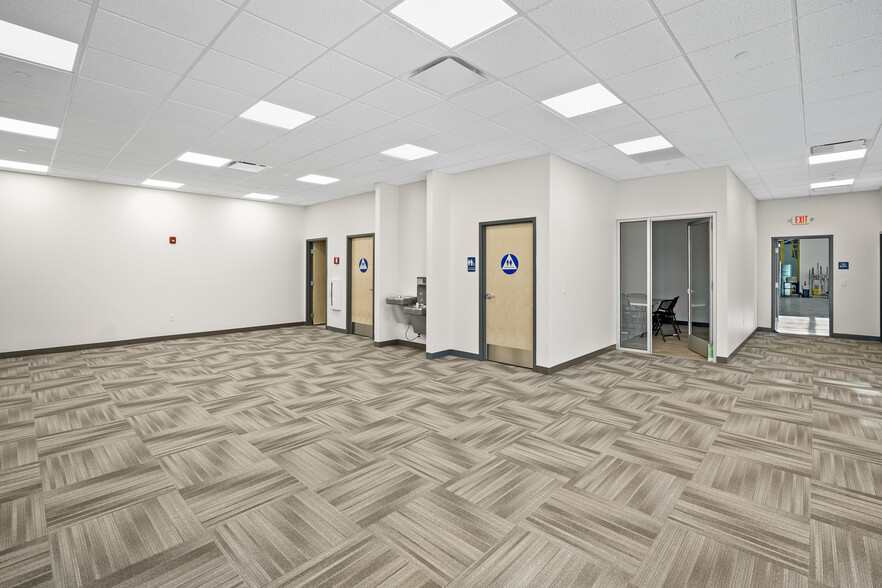 More Photos Of 150 Revolutionary Dr, Taunton Warehouse For Lease