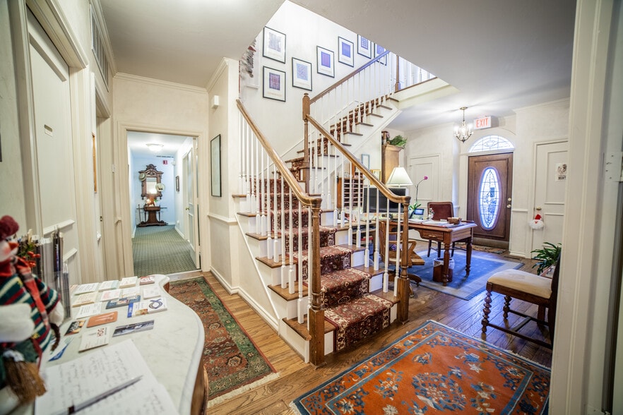 More Photos Of 322 W Tonhawa St, Norman Hotel For Sale