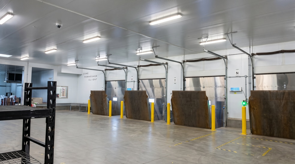 More Photos Of 2715 Rue de Reading, Montréal Distribution For Lease