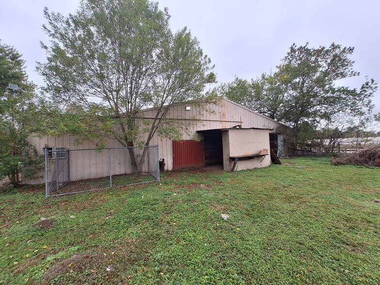 More Photos Of 2000 S Sam Houston Pky W, Houston Warehouse For Lease