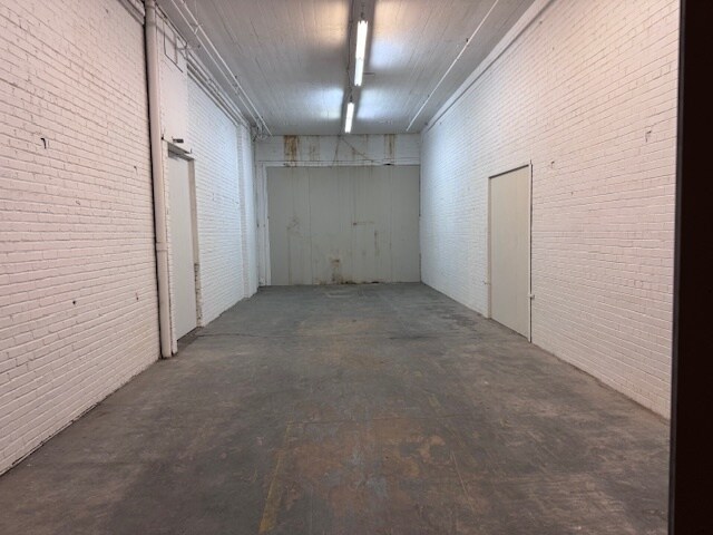 More Photos Of 3680-3700 Rue Saint-Patrick, Montréal Showroom For Lease