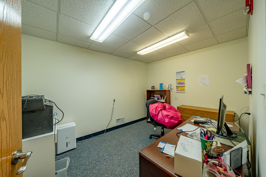 More Photos Of 353 Island Cottage Rd, Rochester Medical For Sale