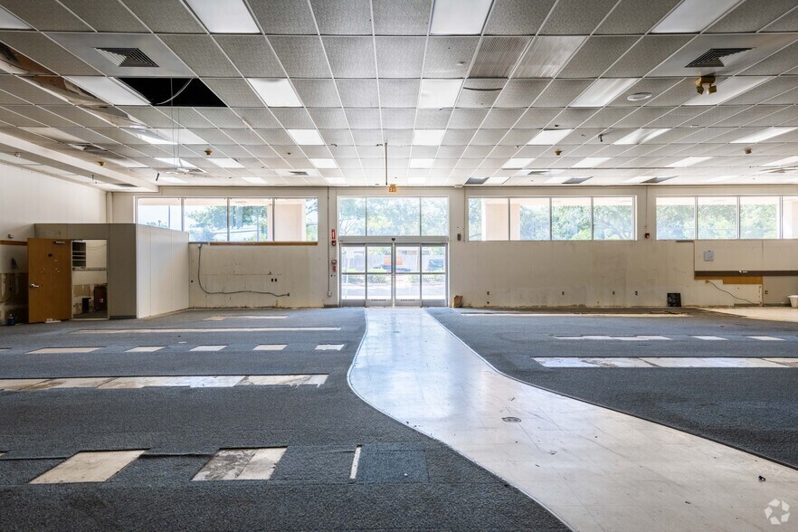 More Photos Of 1811 E Arkansas Ln, Arlington Freestanding For Sale