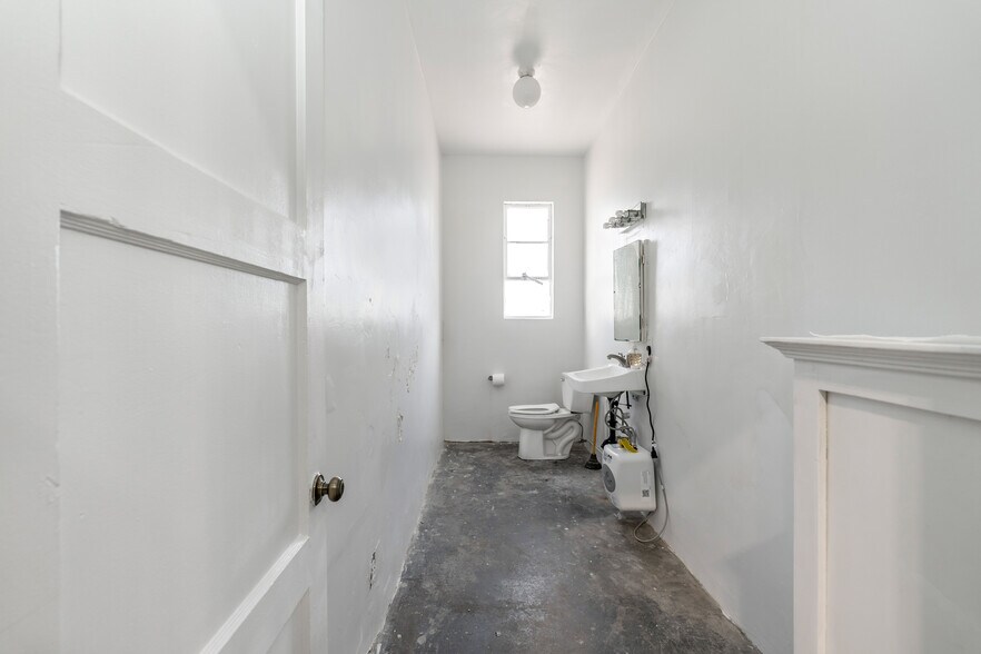 More Photos Of 320 S La Brea Ave, Inglewood Freestanding For Lease